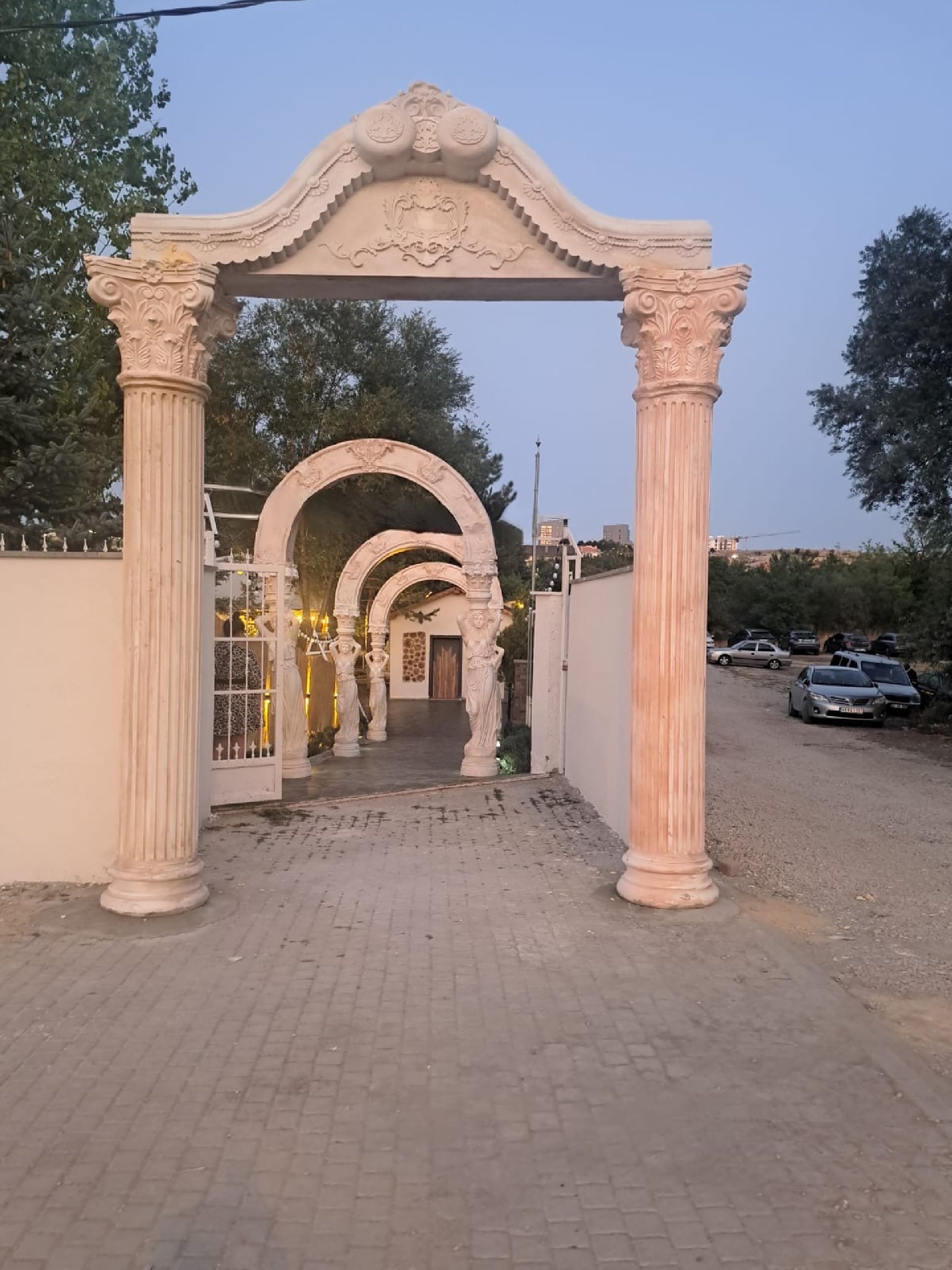 ROMA KAPISI-Klasik Mimarlığın İhtişamlı Kapısı